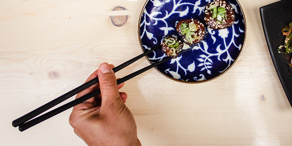 Chopsticks Asian Porcelain Japanese Design with Gift Packaging Sauce Bowl TOKYO design studio Blue Sakura 3-Piece Sushi Set Blue with White Sakura Flowers Sushi Plate 
