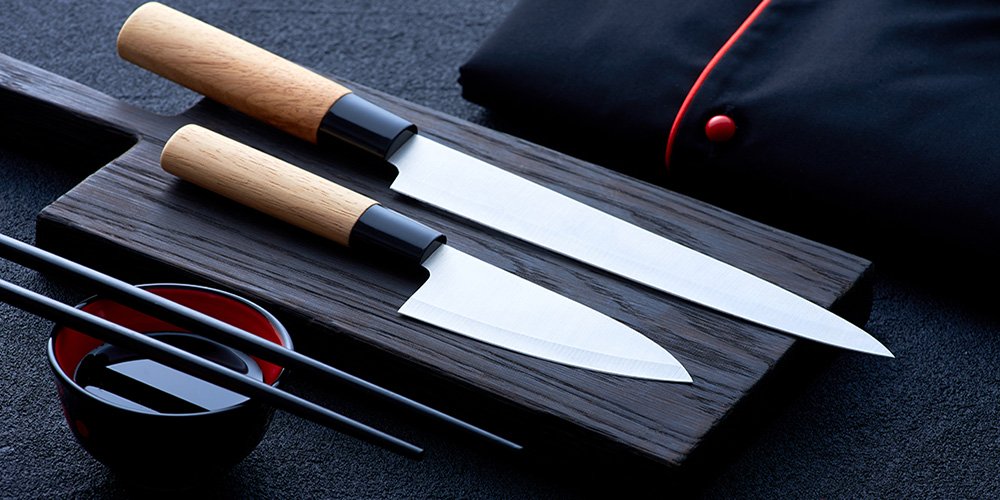 Fleisch wird mit asiatischem Santoku Messer in der Küche geschnitten|default:Messer|default:.NAME